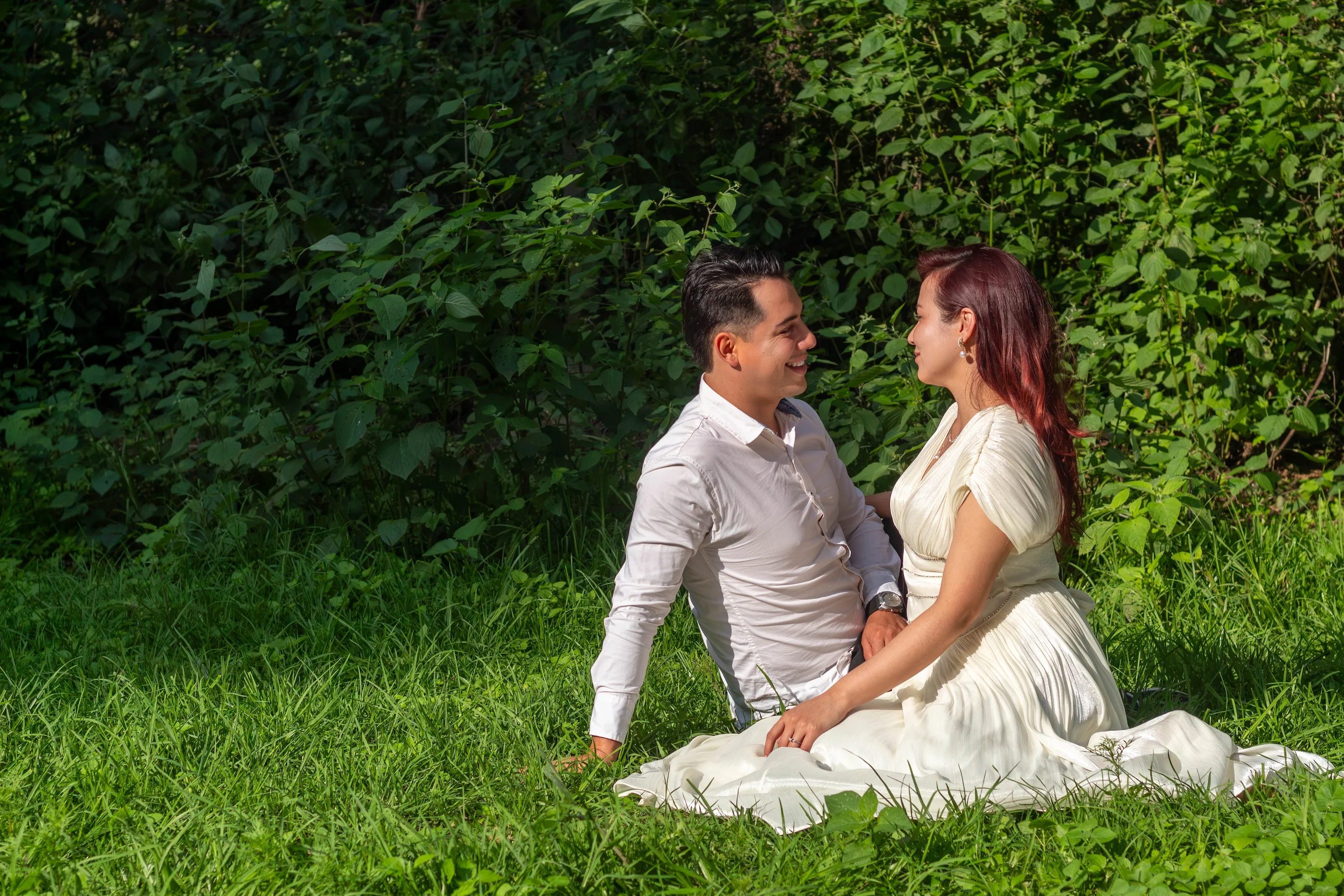 Ichi y Dan sentados juntos en el jardín
